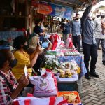 Kunjungi-Pasar-Malang-Jiwan-Colomadu-Presiden-Bagikan-BLT-dan-Cek-Harga-Komoditas
