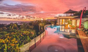 Villa mewah Bali dengan kolam renang dan pemandangan tropis.