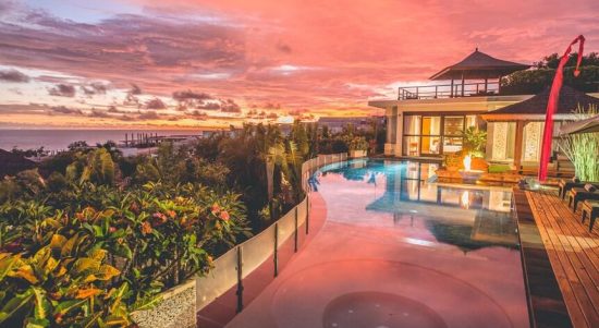 Villa mewah Bali dengan kolam renang dan pemandangan tropis.