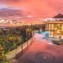 Villa mewah Bali dengan kolam renang dan pemandangan tropis.