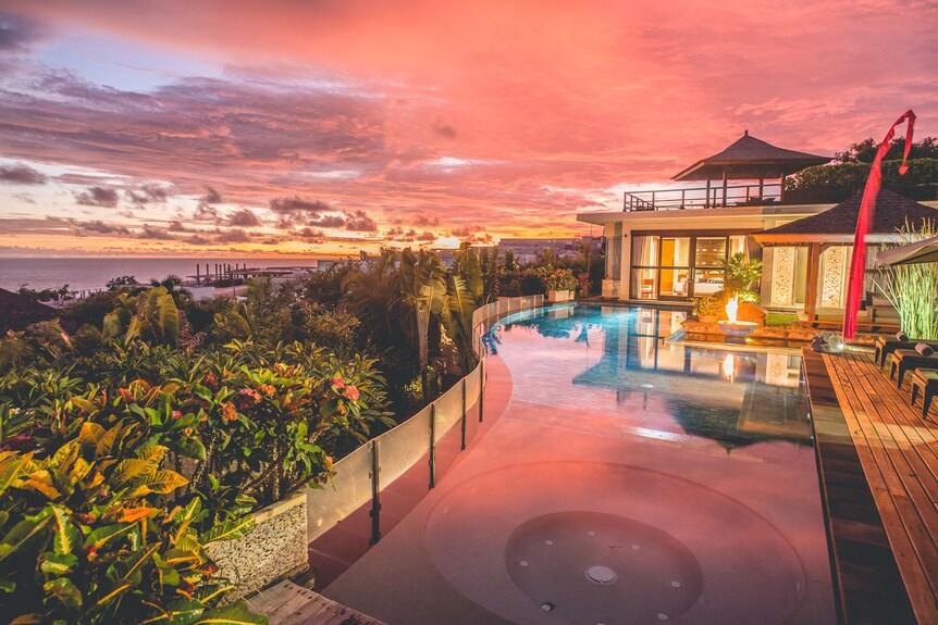 Villa mewah Bali dengan kolam renang dan pemandangan tropis.